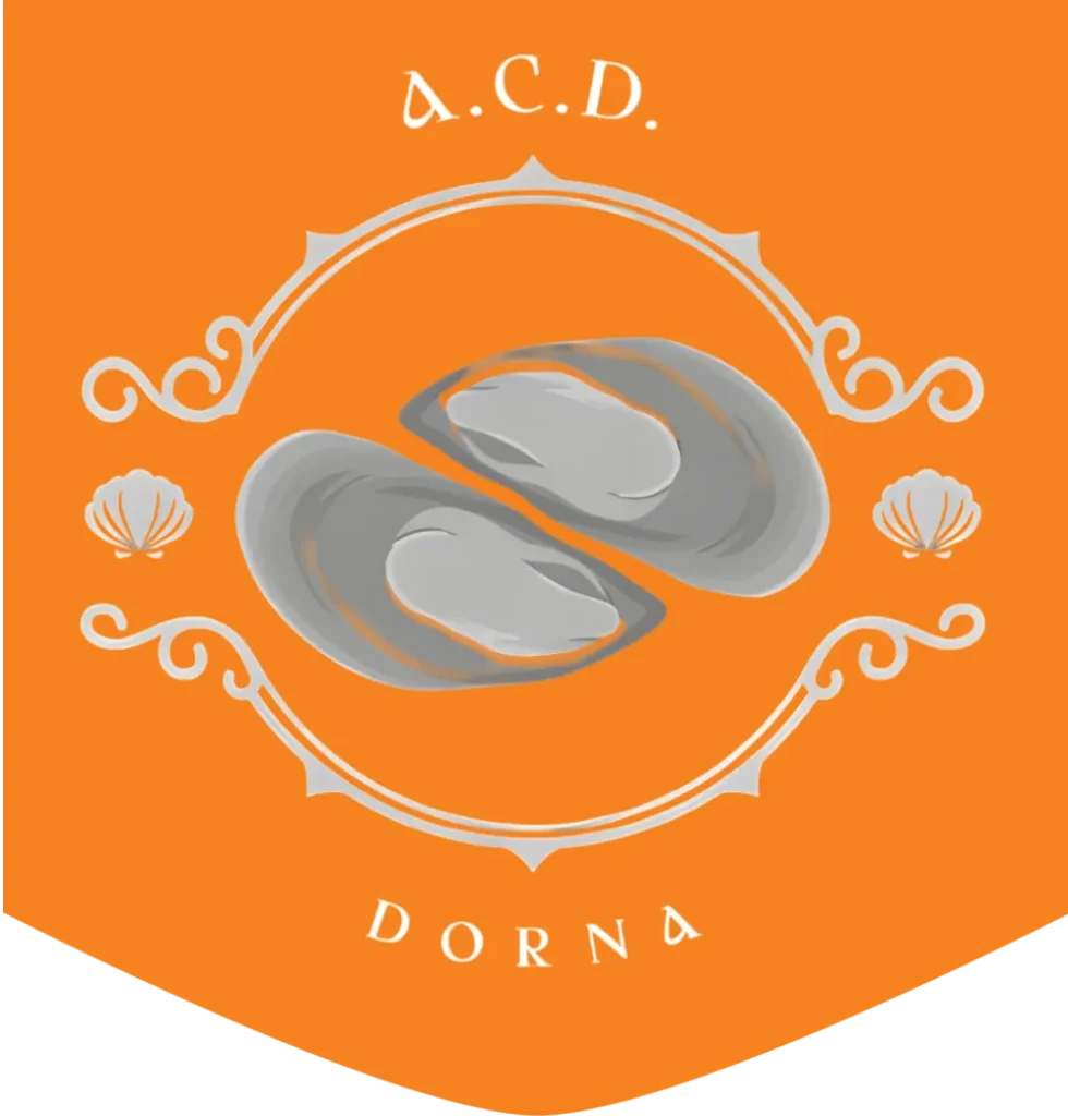 Logo de A.C.D. Dorna con un fondo naranja, que presenta dos mejillones estilizados en el centro, rodeados de elementos decorativos. Ideal para representar una asociación relacionada con la gastronomía o la cultura del mar.