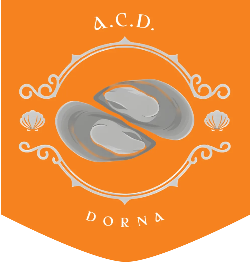 Logo de A.C.D. Dorna con un fondo naranja, que presenta dos mejillones estilizados en el centro, rodeados de elementos decorativos. Ideal para representar una asociación relacionada con la gastronomía o la cultura del mar.